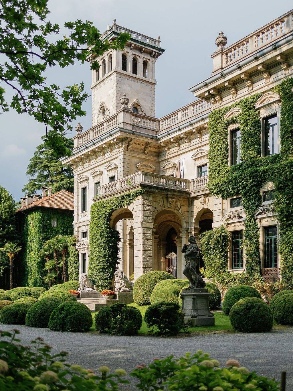 Majestätische Villa mit Efeu-bewachsenen Wänden und gepflegtem Garten am Ufer des Comer Sees.