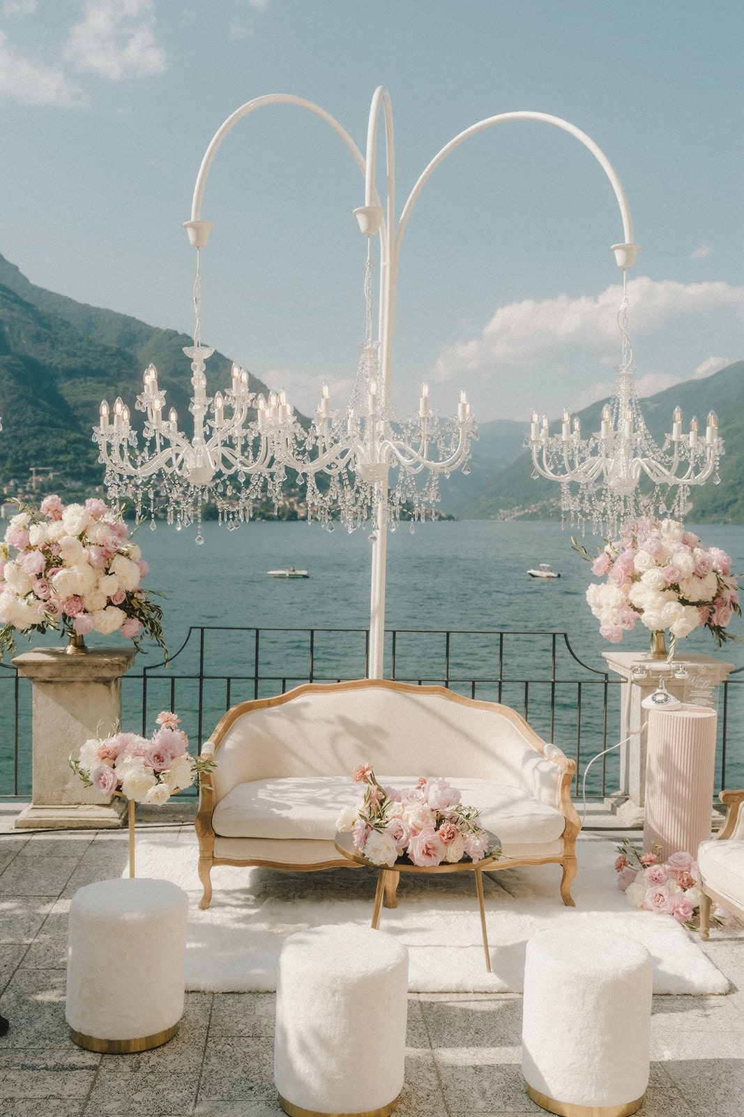 Luxuriöse Lounge-Ecke mit Kronleuchtern und Blumenarrangements, mit Blick auf den Lake Como.