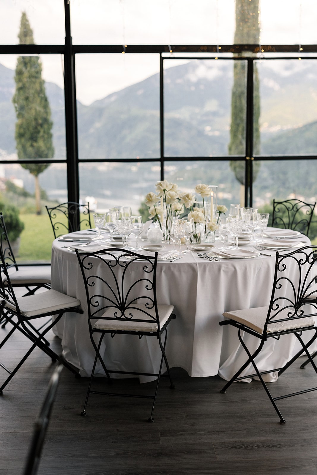 Elegant gedeckter Hochzeitstisch mit floralem Design und Panoramablick auf die umliegenden Berge.