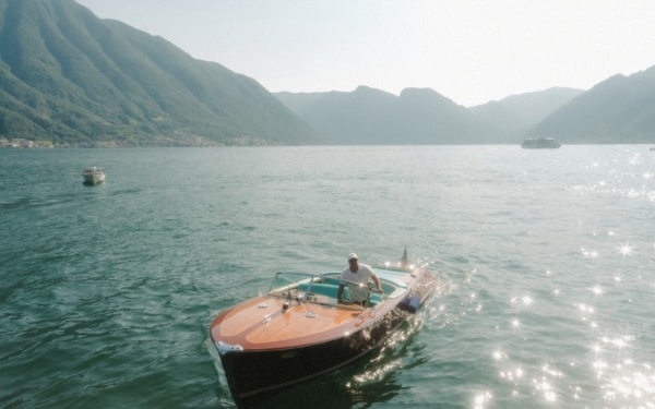 Luxuriöses Boot auf dem Coma See