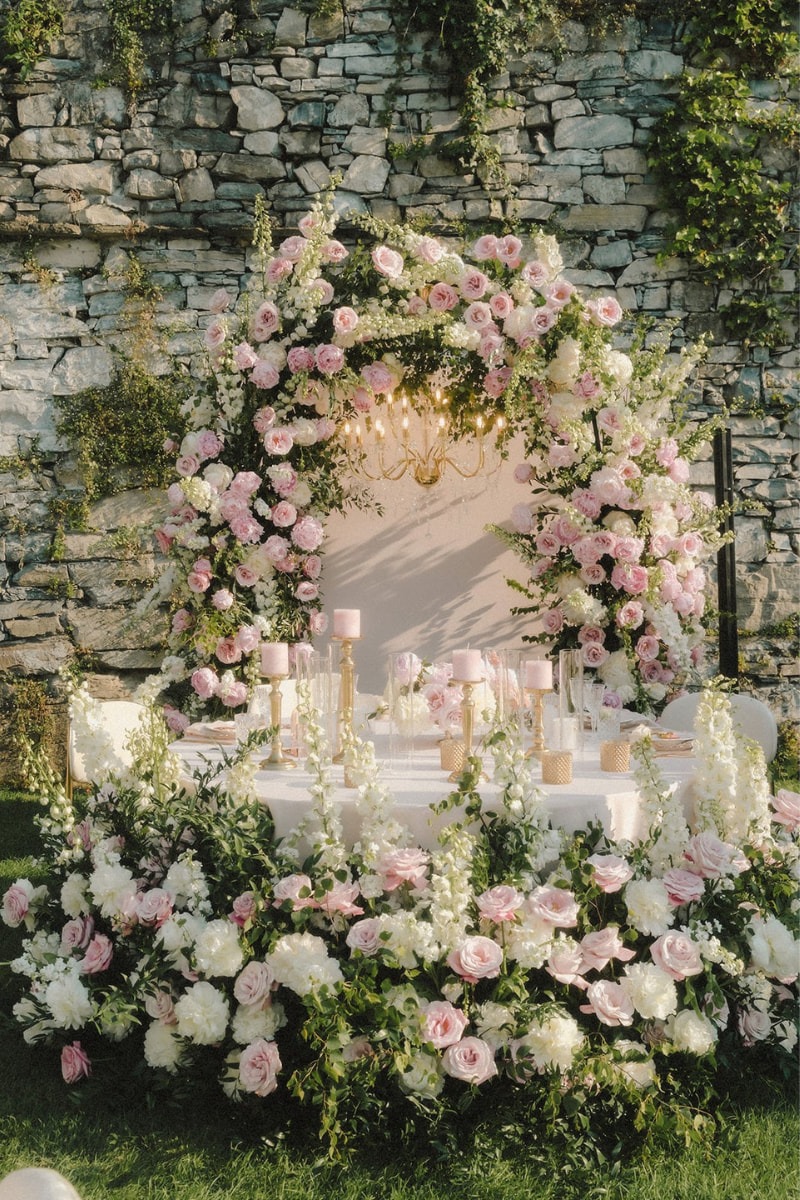 Brauttisch mit  Hochzeitsdeko mit viele Blumen in weiß und rosa geschmückt