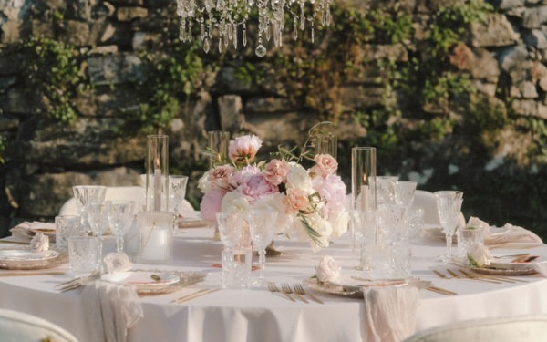 Hochzeitstischdeko in hellen Farben 