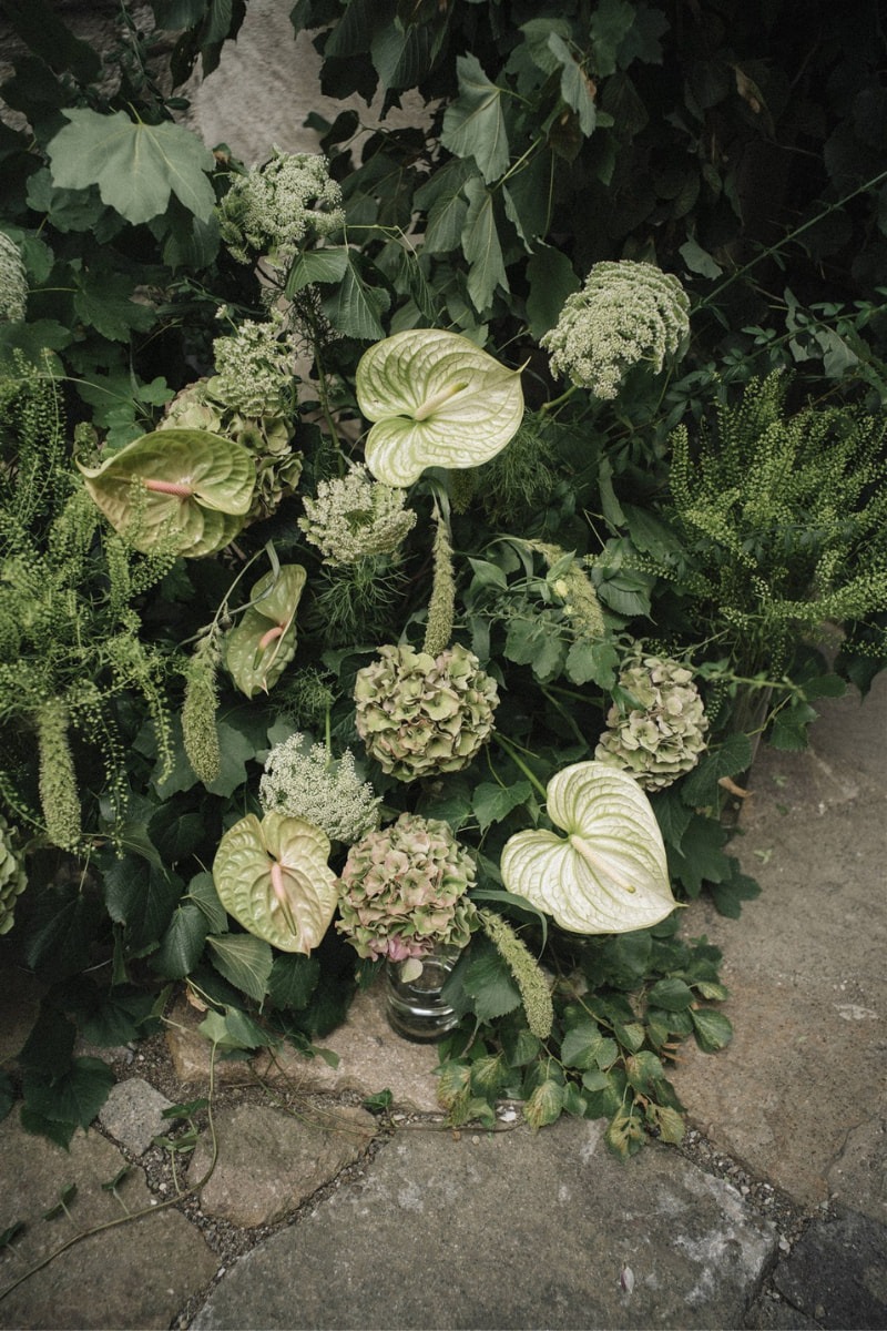 Blumenschmuck in Grüntönen