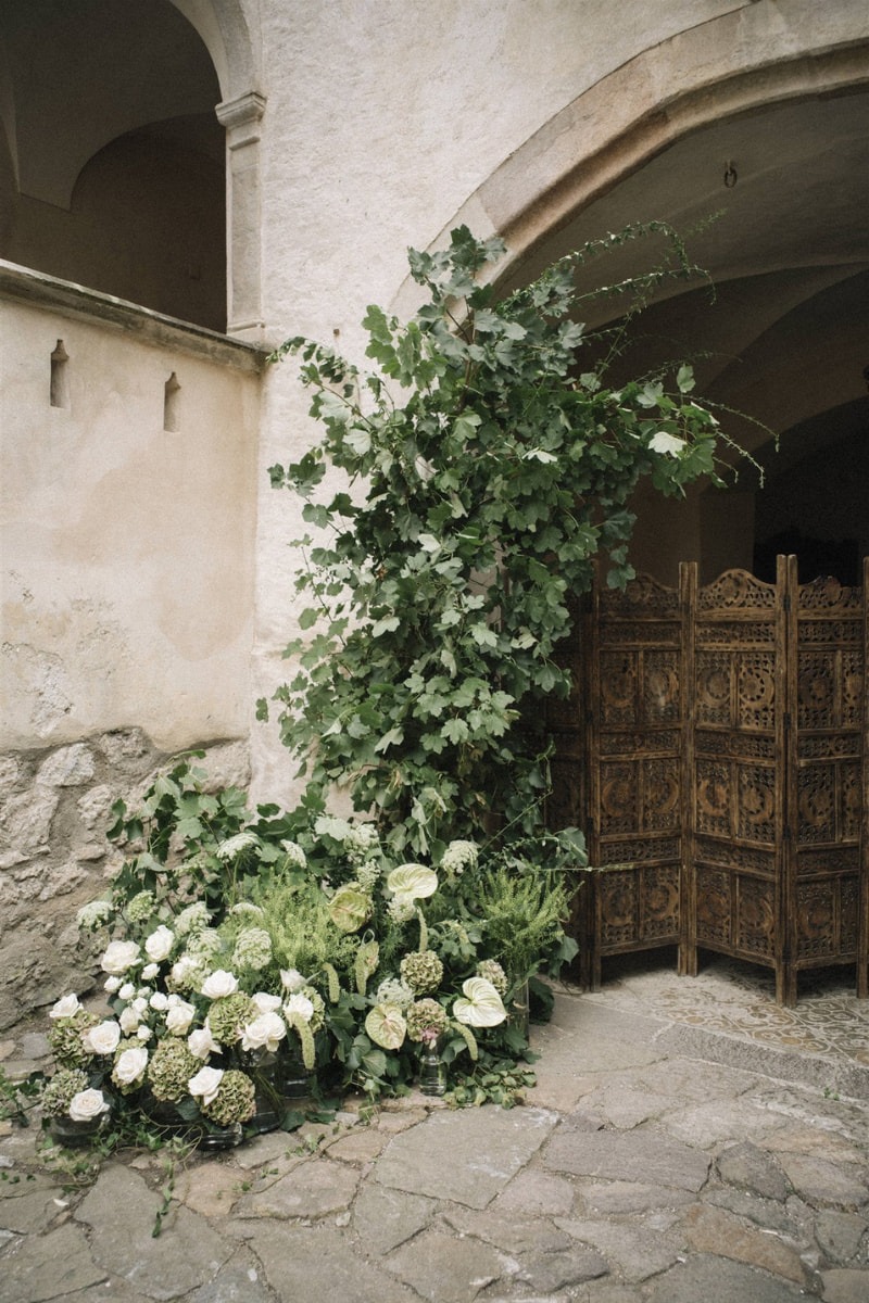 Großer Blumenschmuck in Grüntönen