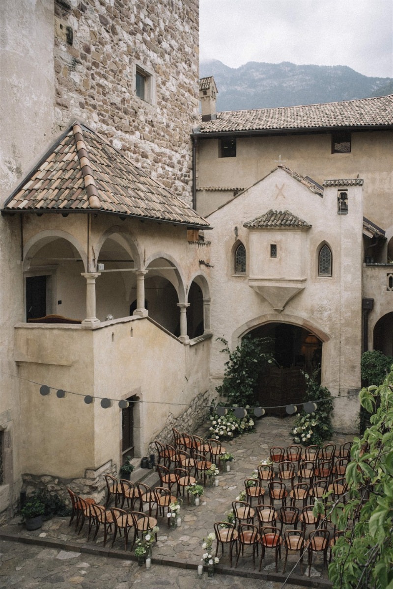 Historischer Innenhof in Südtirol geschmückt für Trauung