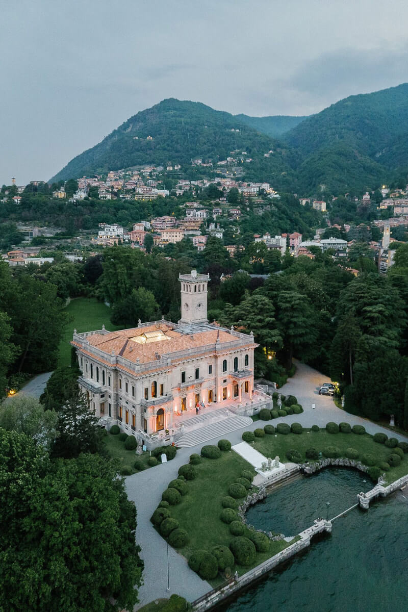 Foto von oben von einer alten Villa als Hochzeitslocation