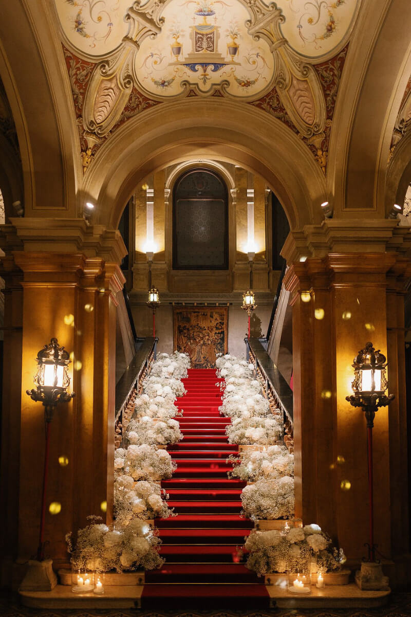 Große Treppe in alter Villa für eine Hochzeit geschmückt