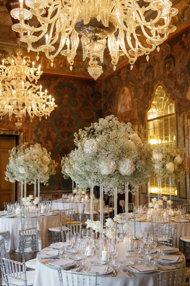 Geschmückte Hochzeitstische in alter Villa